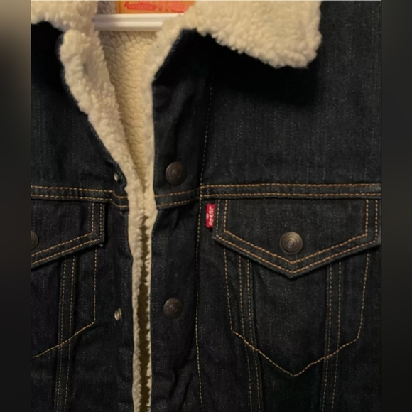 Levi's Men's Black Denim Jacket with Sherpa Lining - Picture 5 of 7